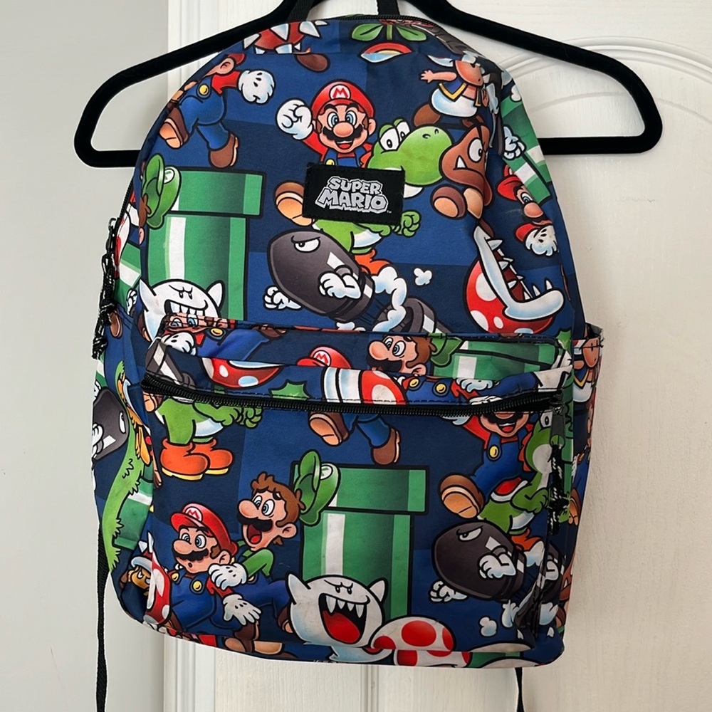 Super Mario backpack, Front zipper pocket. Exterior in excellent condition - Picture 2 of 10